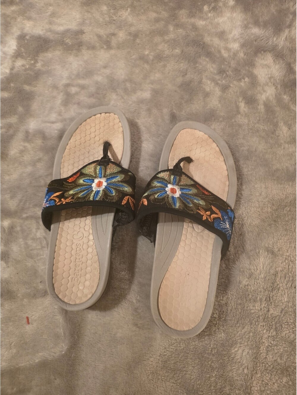 Baretrap size 6 Women's Embroidered Floral Slide Sandals Size 6.5